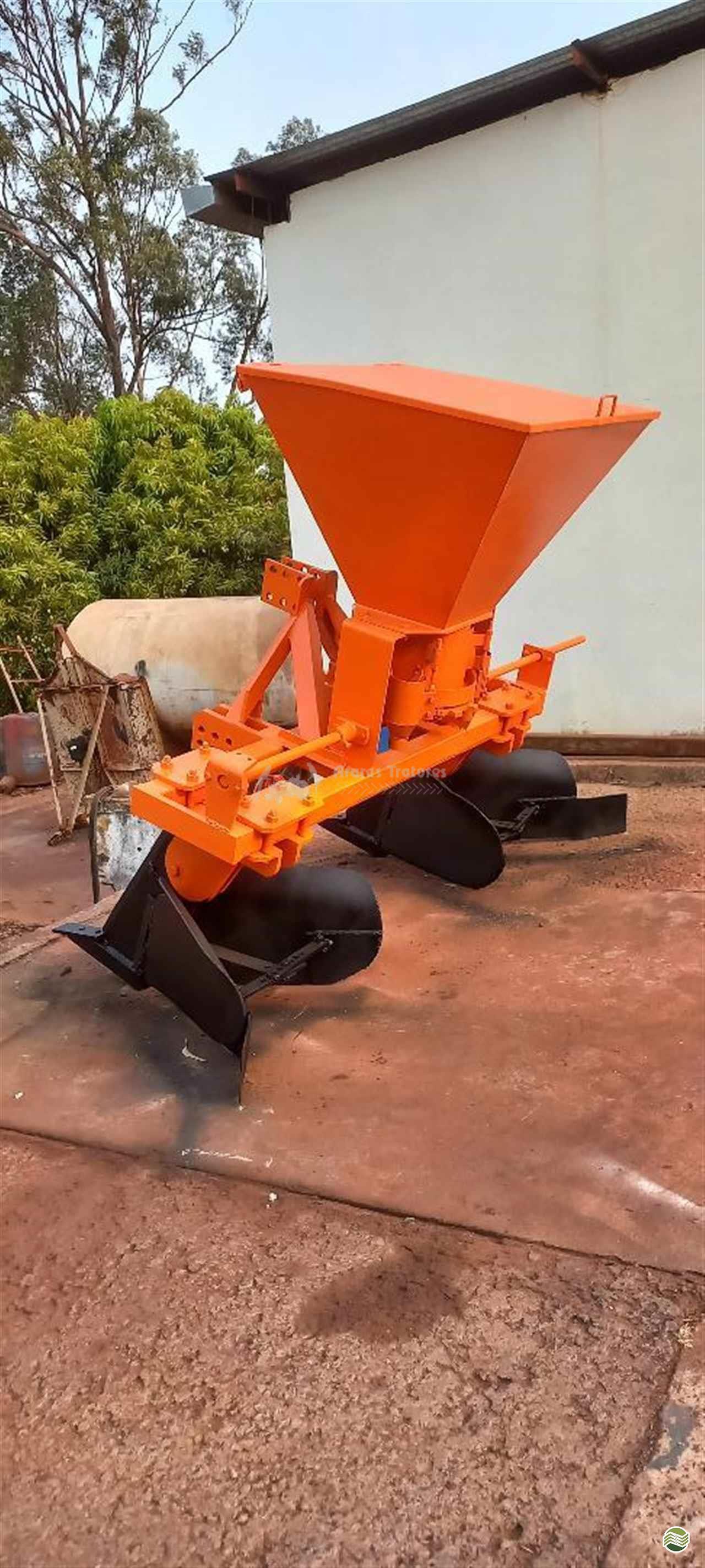 IMPLEMENTOS AGRICOLAS SULCADOR 2 LINHAS ADUBADOR Araras Tratores ARARAS SÃO PAULO SP
